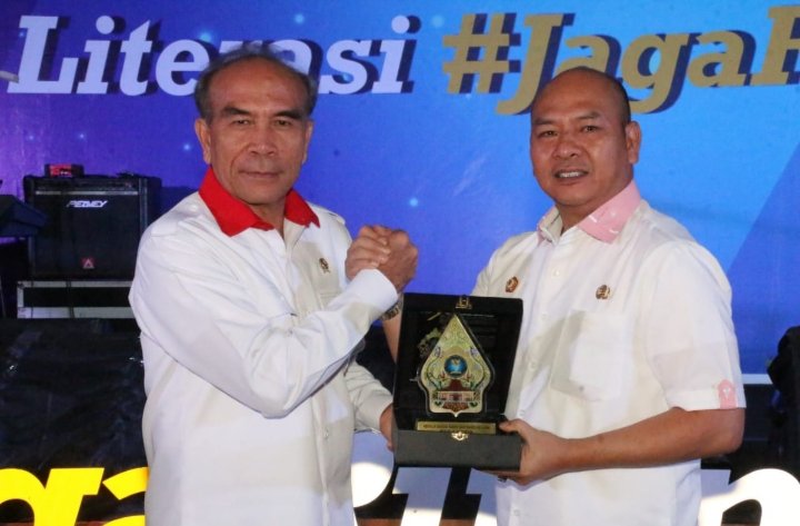 Kepala BSSN Letjen TNI (Purn) Hinsa Siburian saling tukar cindera mata dengan  Bupati Nikson Nababan pada acara kampanye #JagaRuangSiber  di gedung Sopo Partungkoan, Rabu (24/10/2023). (IST)