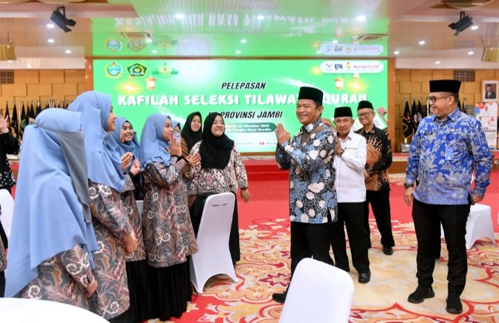 Pj Gubernur Sumut Hassanudin melepas Kafilah Sumut yang akan mengikuti Seleksi Tilawatil Qur'an Nasional Tahun 2023 di Provinsi Jambi, di Aula Tengku Rizal Nurdin, Rumah Dinas Gubernur Sumut, Jalan Sudirman No. 41 Medan, Kamis (26/10/2023). (Diskominfo Sumut)