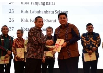 Penyerahan sertifikat BMD kepada Bupati Samosir. (IST)