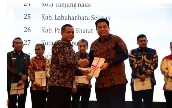 Penyerahan sertifikat BMD kepada Bupati Samosir. (IST)