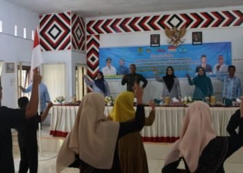 Ketua TP.PKK Tapsel Rosalina memberkan semangat pada peserta pelaksanaan koordinasi dan sinkronisasi pelembagaan pemenuhan hak anak kewenangan kabupaten/kota melalui penguatan penyelenggaraan forum anak, di Aula Kantor Camat Angkola Barat, Kamis (26/10). (IST)