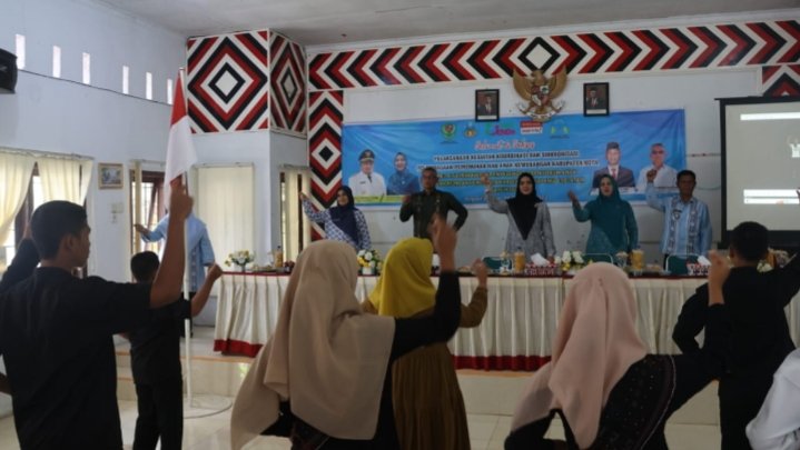 Ketua TP.PKK Tapsel Rosalina memberkan semangat pada peserta pelaksanaan koordinasi dan sinkronisasi pelembagaan pemenuhan hak anak kewenangan kabupaten/kota melalui penguatan penyelenggaraan forum anak, di Aula Kantor Camat Angkola Barat, Kamis (26/10). (IST)