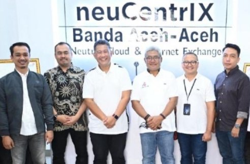 Dari Kiri ke Kanan) Ketua Pengurus Wilayah APJII Sumatra Utara-Aceh 
Ferdiansyah; Komisaris PT Acehlink Media Muhammad Rusdi; Direktur Wholesale & 
International Service Telkom Bogi Witjaksono; Direktur Network & IT Solution Telkom Herlan Wijanarko; General Manager Witel Aceh Teuku Fauzan; Direktur PT Acehlink Media Ikhsan saat peresmian neuCentrIX Banda Aceh, beberapa waktu lalu. (IST)