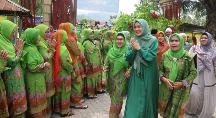 Ketua Tim Penggerak (TP) Pemberdayaan dan Kesejahteraan Keluarga (PKK) Kabupaten Tapsel Rosalina Dolly Pasaribu disambut jamaah Muslimat Nahdlatul Ulama (NU) di Pondok Pesantren Al-Yusufiyah, Desa Huta Holbung, Kecamatan Angkola Muara Tais (29/10). (IST)