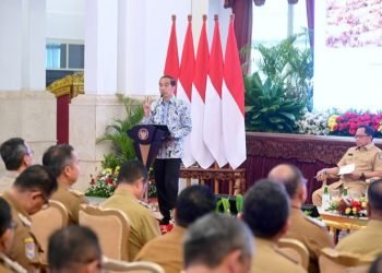 Penjabat (Pj) Gubernur Sumatera Utara (Sumut) Hassanudin bersama seluruh Kepala Daerah se-Indonesia mendengarkan arahan Presiden RI Joko Widodo di Istana Negara, Jakarta, Senin (30/10).  (DISKOMINFO SUMUT)