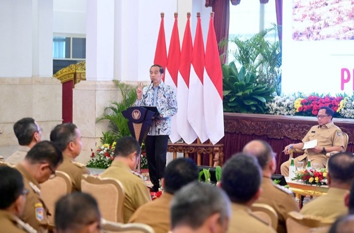 Penjabat (Pj) Gubernur Sumatera Utara (Sumut) Hassanudin bersama seluruh Kepala Daerah se-Indonesia mendengarkan arahan Presiden RI Joko Widodo di Istana Negara, Jakarta, Senin (30/10).  (DISKOMINFO SUMUT)
