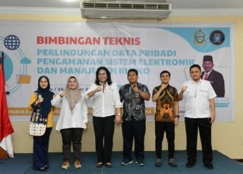 Kepala Bidang (Kabid) Persandian dan Keamanan Informasi Rismawati Dinas Komunikasi dan Informatika (Kominfo) Provinsi Sumatera Utara (Sumut) mewakili Kadis Kominfo Sumut Ilyas Sitorus, membuka Bimbingan Teknis (Bimtek) Perlindungan Data Pribadi Pengamanan Sistem Elektronik dan Manajemen Resiko di Ruang Doha Dubai Hotel Madani, Medan, Rabu (25/10). (Diskominfo Sumut)
