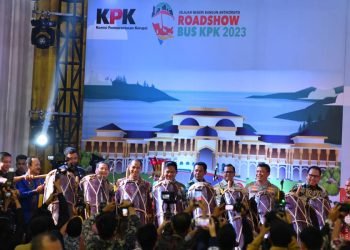 Pj Gubernur Sumatera Utara (Sumut) Hassanudin bersama Wakil Ketua KPK Nurul Ghufron, Kapolda Sumut Irjen Pol Agung Setya Imam Effendi, Ketua DPRD Sumut Baskami Ginting, Sekdaprov Sumut Arief S  Trinugroho, serta Ketua BPK Perwakilan Sumut Eydu Oktain Panjaitan, memukul Gondang Sembilan pertanda dibukanya secara resmi Road Show Bus KPK di Kompleks Tapian Daya, Jalan Gator Subroto, Medan, Kamis (26/10). (Diskominfo Sumut)