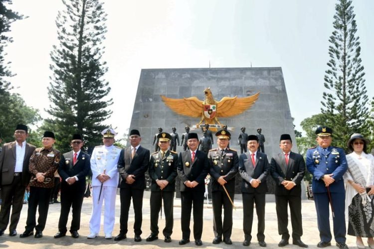 Penjabat (Pj) Gubernur Sumut Hassanudin menjadi Inspektur Upacara Peringatan Hari Kesaktian Pancasila Tahun 2023 yang diselenggarakan di Tugu Letda Sujono, Kebun Bandar Betsy, Kecamatan Bandar Huluan, Kabupaten Simalungun, Minggu (1/10/2023). Usai menjadi Irup, Pj Gubernur  Sumut juga memberikan tali asih kepada Keluarga Letda Sujono. (Diskominfo Sumut)
.