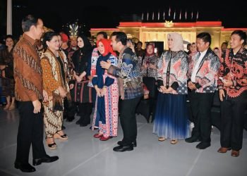 Pj Gubernur Sumatera Utara (Sumut) Hassanudin (ke-dua dari kanan) bersama Pj Ketua TP PKK Sumut Dessy Hassanudin (ke-tiga dari kanan) bersama Presiden RI Joko Widodo beserta Ibu Negara Iriana pada acara Istana Berbatik di Istana Presiden, Jakarta, Minggu (1/10). (Diskominfo Sumut)