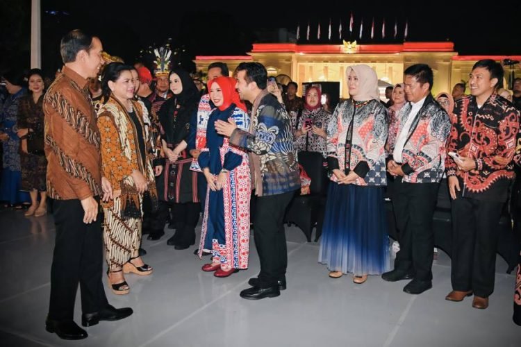 Pj Gubernur Sumatera Utara (Sumut) Hassanudin (ke-dua dari kanan) bersama Pj Ketua TP PKK Sumut Dessy Hassanudin (ke-tiga dari kanan) bersama Presiden RI Joko Widodo beserta Ibu Negara Iriana pada acara Istana Berbatik di Istana Presiden, Jakarta, Minggu (1/10). (Diskominfo Sumut)