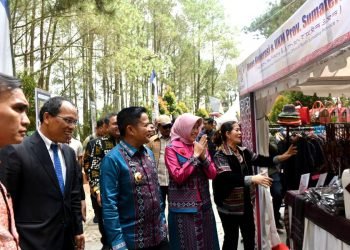 PAMERAN LAKE TOBA FASHIONWEEK 2023
PJ Gubernur Sumatera Utara Hassanudin didampingi PJ Ketua Dekranasda Sumut Dessy Hassanudin, mengunjungi stan pameran produk-produk Sumut saat pembukaan acara Fashion Week 2023 di Geosite Sipinsur, Humbahas, Jumat (6/10). (Diskominfo Sumut)