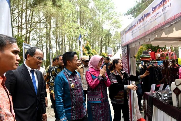 PAMERAN LAKE TOBA FASHIONWEEK 2023
PJ Gubernur Sumatera Utara Hassanudin didampingi PJ Ketua Dekranasda Sumut Dessy Hassanudin, mengunjungi stan pameran produk-produk Sumut saat pembukaan acara Fashion Week 2023 di Geosite Sipinsur, Humbahas, Jumat (6/10). (Diskominfo Sumut)