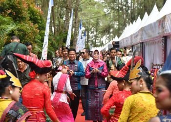 PJ Gubernur Sumatera Utara Hassanudin didampingi PJ Ketua Dekranasda Sumut Dessy Hassanudin, Bupati Humbahas Dosmar Banjarnahor, Bupati Pakpak Bharat  Franc Bernhard Tumanggor, Bupati Samosir Vandiko T Gultom, Kepala Dinas Komunikasi dan Informatika Sumut Ilyas Sitorus, Kepala Dinas Kepemudaan dan Keolahragaan Sumut Baharudin Siagian serta OPD Pemprov Sumut lainnya membuka acara Lake Toba Fashion Week 2023 di Geosite Sipinsur, Humbahas, Jumat (6/10). (Diskominfo Sumut)
