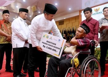 Penjabat (Pj) Gubernur Sumut Hassanudin menyerahkan pendistribusian Zakat, Infaq dan Sedekah Triwulan III Tahun 2023 yang diselenggarakan Badan Amil Zakat Nasional (Baznas) Sumut di Aula Tengku Rizal Nurdin, Rumah Dinas Gubernur Sumut, Jalan Sudirman Nomor 41 Medan, Jum'at (13/10/2023). (Diskominfo Sumut)