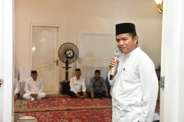 Pj Gubernur Sumatera Utara (Sumut) Hassanudin bersama Edy Rahmayadi (Gubernur Sumut 2018-2023), Erry Nuradi (Gubernur Sumut 2015-2018), serta mantan Walikota Medan Tengku Dzulmi Eldin menghadiri acara Tahlilan malam ke-3 Almarhum Dato’ Seri Syamsul Arifin (Gubernur Sumut 2008-2011) di rumah duka Jalan Suka Darma (STM) Medan, Kamis malam (19/10). (Diskominfo Sumut)