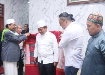 Penjabat (Pj) Gubernur Sumatera Utara (Sumut) Hassanudin silaturahmi dengan Syekh Ali Akbar Marbun di Pondok Pesantren Modern Al Kautsar Al Akbar Jalan Pelajar Nomor 264 Medan, Jumat (13/10) malam.  (DISKOMINFO SUMUT)