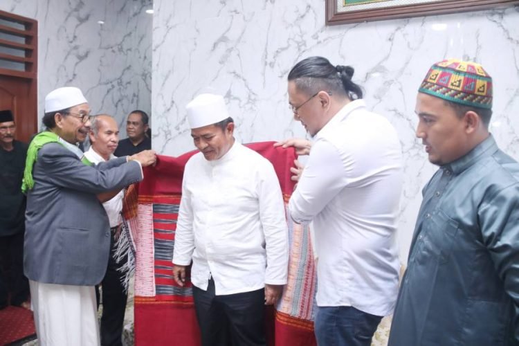 Penjabat (Pj) Gubernur Sumatera Utara (Sumut) Hassanudin silaturahmi dengan Syekh Ali Akbar Marbun di Pondok Pesantren Modern Al Kautsar Al Akbar Jalan Pelajar Nomor 264 Medan, Jumat (13/10) malam.  (DISKOMINFO SUMUT)