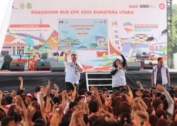 Memasuki hari kedua rangkaian Roadshow Bus Komisi Pemberantasan Korupsi (KPK) di Sumatera Utara (Sumut), ribuan orang ramai menghadiri rangkaian acara di komplek Pekan Raya Sumatera Utara (PRSU) di Tapian Daya, Jalan Gatot Subroto Medan, Jumat (27/10). Lebih dari 11 ribu orang sudah teregristrasi dan hadir pada acara tersebut. (Diskominfo Sumut)