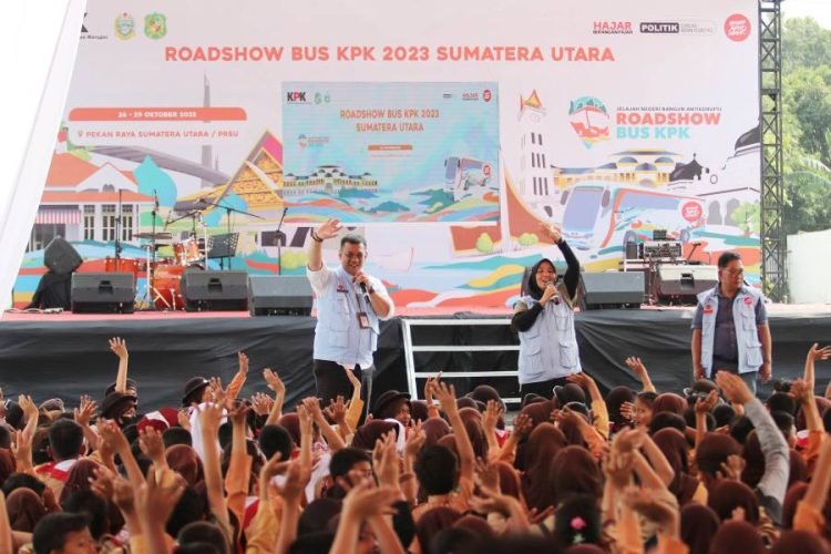 Memasuki hari kedua rangkaian Roadshow Bus Komisi Pemberantasan Korupsi (KPK) di Sumatera Utara (Sumut), ribuan orang ramai menghadiri rangkaian acara di komplek Pekan Raya Sumatera Utara (PRSU) di Tapian Daya, Jalan Gatot Subroto Medan, Jumat (27/10). Lebih dari 11 ribu orang sudah teregristrasi dan hadir pada acara tersebut. (Diskominfo Sumut)