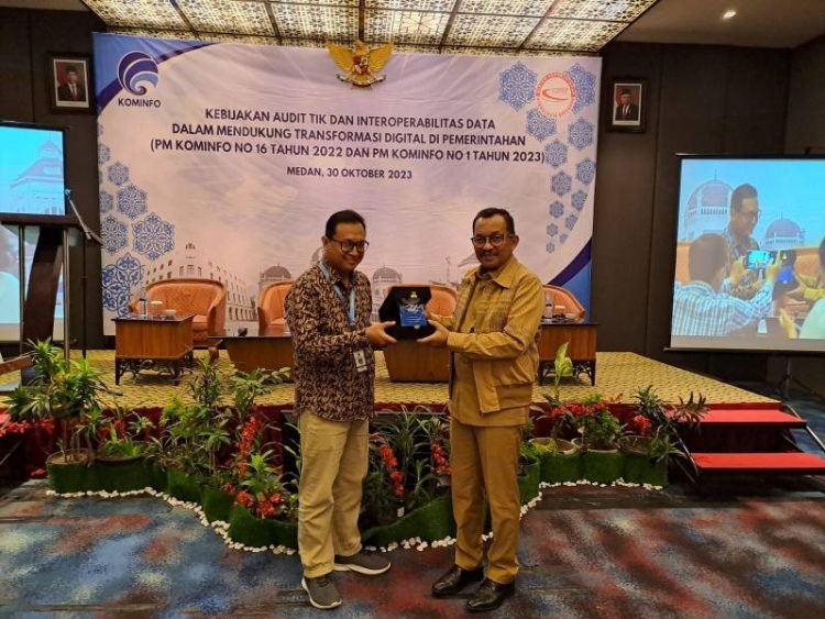 Kepala Dinas Komunikasi dan Informatika (Kominfo) Ilyas S Sitorus menghadiri Bimtek, Sosialisasi, dan Asistensi terkait Regulasi Teknologi Informasi dan Komunikasi (TIK) Pemerintah di Grand Mercure Jalan Sutomo No.1 Medan, Senin (30/10). (DISKOMINFO SUMUT)