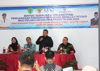 Bupati Tapsel Dolly Pasaribu, memberikan sambutan saat membuka Bimtek/Sosialisasi Implementasi Pengawasan Perizinan Berusaha Berbasis Risiko bagi Pelaku Usaha PMA/PMDN tahun 2023 di Aula Cafe Cimporong, Kecamatan Angkola Timur, Kabupaten Tapsel, Kamis (19/10/2023). (IST)