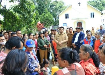 Bupati Samosir berkantor di desa.(Suriono Brandoi)