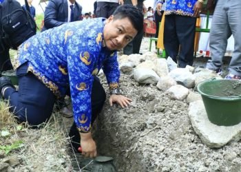 Bupati Samosir melakukan peletakan batu pertama.(Suriono Brandoi).