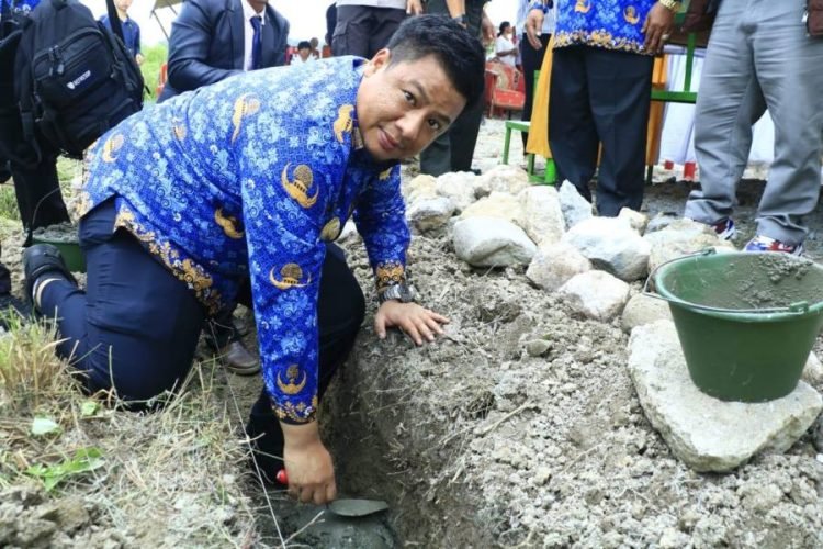 Bupati Samosir melakukan peletakan batu pertama.(Suriono Brandoi).