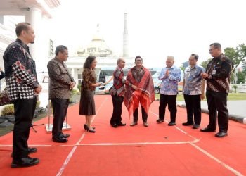 Inspektur Daerah Provinsi Sumatera Utara (Sumut) Lasro Marbun menyambut kedatangan Roadshow Bus Komisi Pemberantasan Korupsi (KPK) di halaman Kantor Gubernur Sumut Jalan Diponegoro Nomor 30 Medan, Kamis (19/10). Roadshow tersebut akan menggelar berbagai kegiatan edukasi antikorupsi  di Sumut. (Diskominfo Provsu)