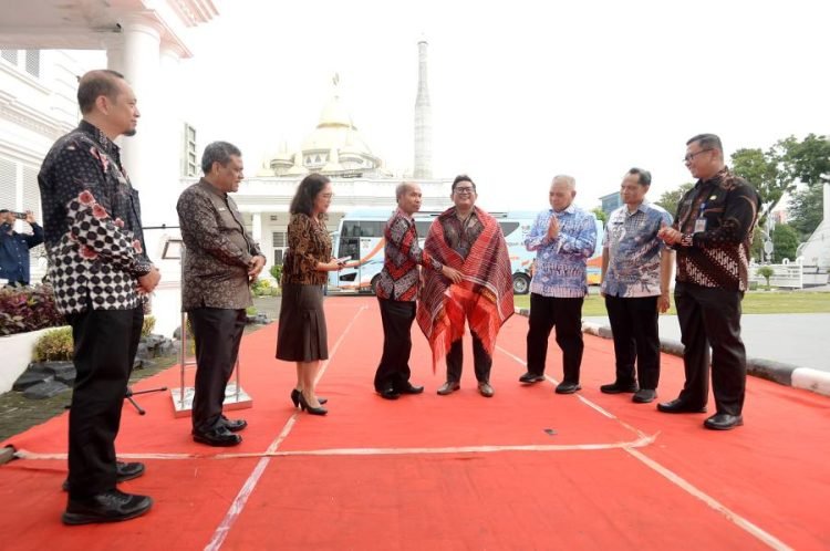 Inspektur Daerah Provinsi Sumatera Utara (Sumut) Lasro Marbun menyambut kedatangan Roadshow Bus Komisi Pemberantasan Korupsi (KPK) di halaman Kantor Gubernur Sumut Jalan Diponegoro Nomor 30 Medan, Kamis (19/10). Roadshow tersebut akan menggelar berbagai kegiatan edukasi antikorupsi  di Sumut. (Diskominfo Provsu)