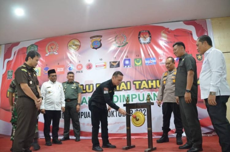 Ketua KPU Kota Padangsidimpuan  Tagor Dumora memukul gong pada Deklarasi Pemilu Damai di Kota Padangsidimpuan. (IST)