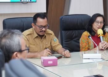 Kepala Dinas Komunikasi dan Informatika (Diskominfo) Provinsi Sumut Ilyas Sitorus menerima kunjungan Tim Humas Komisi Pemberantasan Korupsi (KPK) Republik Indonesia (RI) di Aula Transparansi Diskominfo, Jalan HM Said Nomor 27 Medan, Senin (23/10/2023). (DISKOMINFO SUMUT)