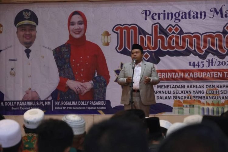 Bupati Tapsel Dolly Pasaribu saat memberikan sambutan pada peringatanMaulid Nabi Muhammad SAW 1445 H di aula Serasi Sipirok. (IST)