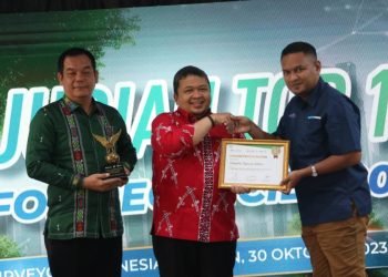 Bupati Tapsel Dolly Pasaribu saat menerima penghargaan Nasional I-SIM SDG's. (IST)