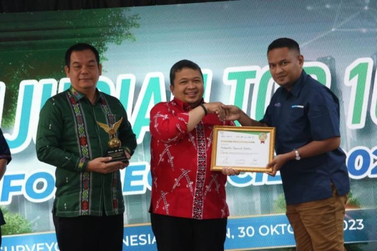 Bupati Tapsel Dolly Pasaribu saat menerima penghargaan Nasional I-SIM SDG's. (IST)