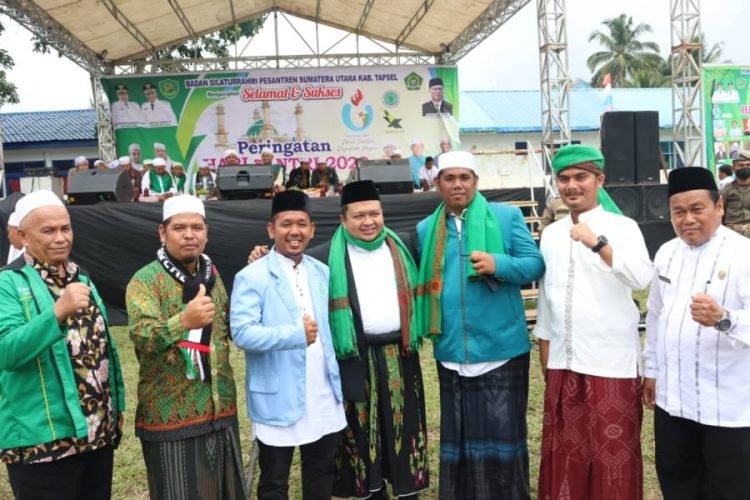 Bupati Tapsel Dolly Pasaribu foto bersama dengan para ulama pada perayaan hari santri. (IST)