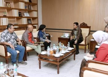 Pj Gubernur Sumut Hassanudin menerima audiensi Bupati Karo Cory Sebayang di Ruang Kerja Gubernur Sumut, lantai 10 Kantor Gubernur Sumut, Jalan Diponegoro No. 30, Medan, Jum'at (20/10/2023). (Diskominfo Sumut).