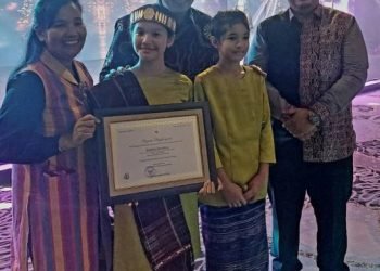 Nantika Sihombing saat menerima penghargaan. (Suriono)