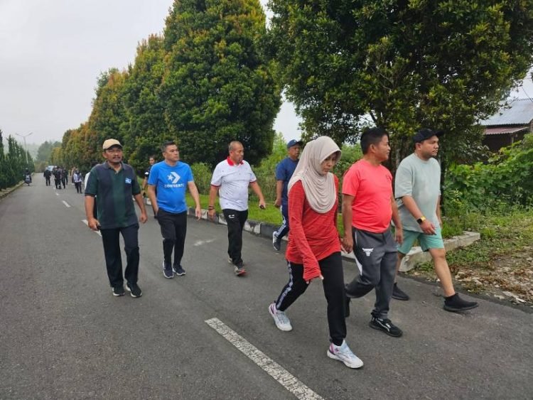 Penjabat (Pj) Gubernur Sumatera Utara (Sumut) Hassanudin bersama istri Dessy Hassanudin berolahraga sambil menikmati keasrian alam Dolok Sanggul, Kabupaten Humbang Hasundutan (Humbahas), Jumat (6/10). Turut mendampingi Bupati Pakpak Bharat Franc Bernhard Tumanggor, Kepala Dinas Komunikasi dan Informasi (Kominfo) Sumut Ilyas Sitorus, Kepala Dinas Kepemudaan dan Keolahragaan (Dispora) Baharuddin Siagian, dan sejumlah pimpinan OPD lainnya. (DISKOMINFO SUMUT)