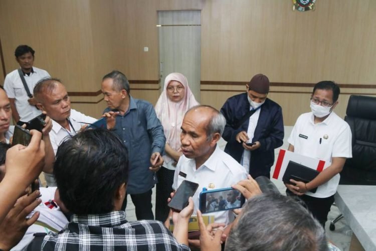 Inspektur Daerah Provinsi Sumut Lasro Marbun melaksanakan konferensi pers tentang Roadshow Bus Komisi Pemberantasan Korupsi (KPK) 2023 di Sumut, di Ruang Rapat Kantor Gubernur Jalan Diponegoro Nomor 30 Medan, Rabu (18/10).(Diskominfo Provsu)