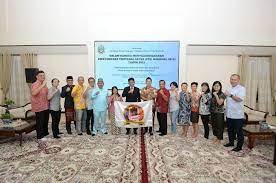 Pj Gubernur Sumatera Utara (Sumut) Hassanudin menerima audiensi Pengurus Lembaga Pengembangan Tripitaka Gatha (LPTG) terkait Swayamvara Tripitaka Gatha (STG) Nasional Ke-XI Tahun 2023 di Rumah Dinas Gubernur Jalan Sudirman Nomor 41 Medan. Sabtu (28/10). (Diskominfo Sumut)