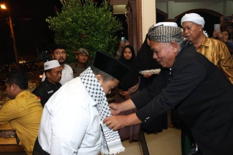 Bupati Tapsel Dolly Pasaribu disemati sorban saat menghadiri Pembinaan Fardhu Kifayah Sekaligus Peringatan Maulid Nabi Muhammad SAW 1445 Hijriah/2023 M di Masjid Baburrahmat, Kelurahan Pasar Pargarutan, Kecamatan Angkola Timur  Tapsel, Rabu (18/10) malam.(IST)