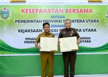 Pj Gubernur Sumut Hassanudin bersama dengan Kepala Kejaksaan Tinggi Sumut Idianto menandatangani Kesepakatan Bersama Antara Pemprov Sumut dengan Kejaksaan Tinggi Sumut tentang Penagihan Tunggakan Pajak Daerah Pemprov Sumut di Kantor Kejaksaan Tinggi Sumut, Jalan AH Nasution, Medan, Selasa (24/10/2023). (Diskominfo Sumut)