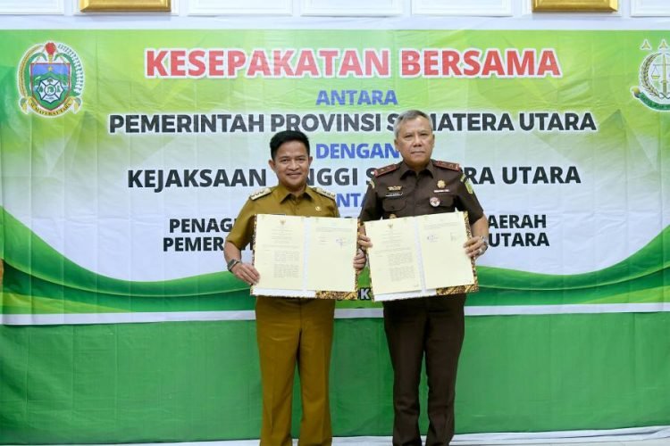 Pj Gubernur Sumut Hassanudin bersama dengan Kepala Kejaksaan Tinggi Sumut Idianto menandatangani Kesepakatan Bersama Antara Pemprov Sumut dengan Kejaksaan Tinggi Sumut tentang Penagihan Tunggakan Pajak Daerah Pemprov Sumut di Kantor Kejaksaan Tinggi Sumut, Jalan AH Nasution, Medan, Selasa (24/10/2023). (Diskominfo Sumut)