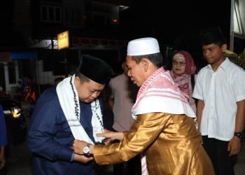 Bupati Tapsel Dolly Pasaribu disambut para alim ulama saat mengahadiri maulid Nabi Muhammad SAW di Kacamatan batang toru Kabupaten Tapsel. (IST)
