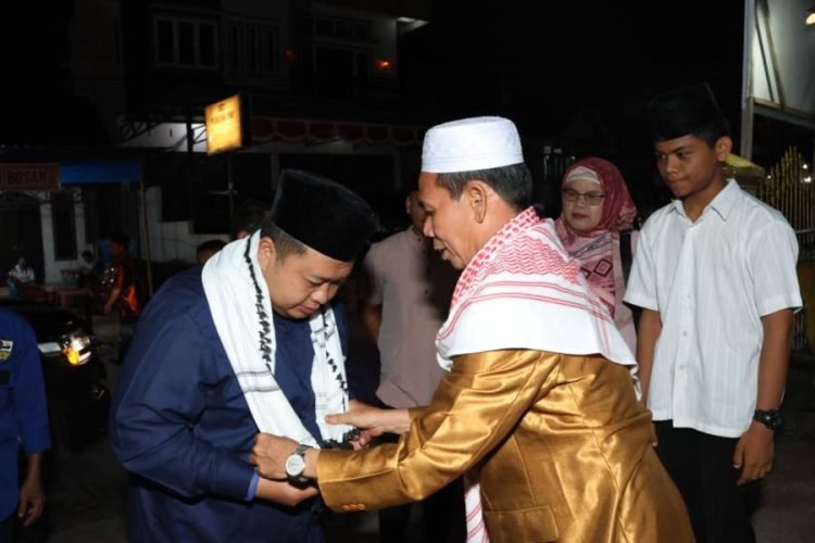 Bupati Tapsel Dolly Pasaribu disambut para alim ulama  saat mengahadiri maulid Nabi Muhammad SAW di Kacamatan batang toru Kabupaten Tapsel. (IST)