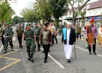 Pj Gubernur Sumatera Utara (Sumut) Hassanudin menghadiri Upacara Penutupan TNI Manunggal Membangun Desa (TMMD) Ke-118 TA 2023 di Lapangan Benteng Jalan Pengadilan Kota Medan, Jumat (20/10). TMMD merupakan program yang dilaksanakan Lintas Sektoral dengan melibatkan Pemerintah Daerah, Polri, Instansi terkait dan masyarakat setempat. (Diskominfo Sumut)