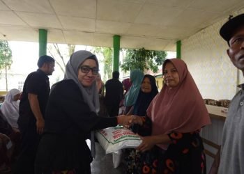 Kabid Pemberdayaan Sosial dan fakir miskin kota Padangsidimpuan Eva saaat memberikan bansos. (IST)