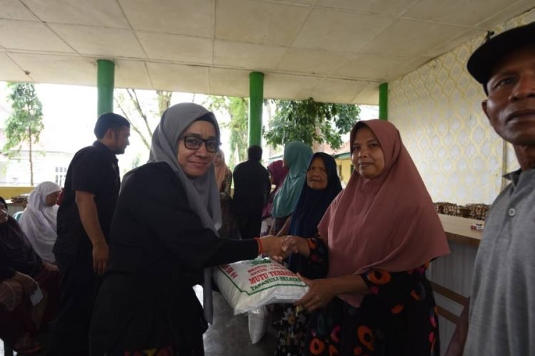 Kabid Pemberdayaan Sosial dan fakir miskin kota Padangsidimpuan Eva saaat memberikan bansos. (IST)